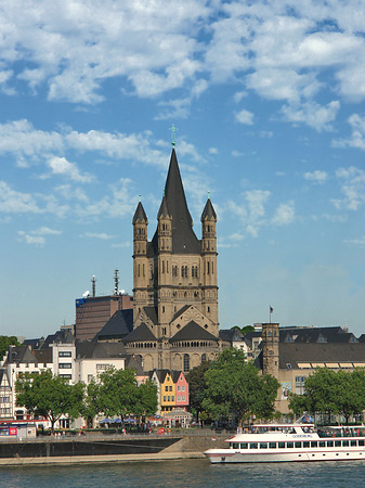 Schiff fährt an Groß St.Martin vorbei