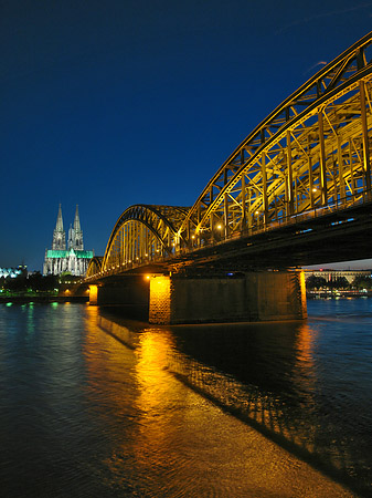 Kölner Dom hinter der Hohenzollernbrücke Fotos