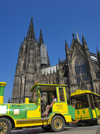 Bimmelbahn fährt zum Kölner Dom - Nordrhein-Westfalen (Köln)