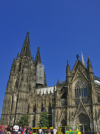 Bimmelbahn fährt zum Kölner Dom Foto 