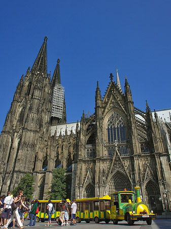 Foto Bimmelbahn fährt zum Kölner Dom - Köln