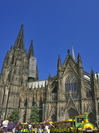 Bimmelbahn fährt zum Kölner Dom Fotos