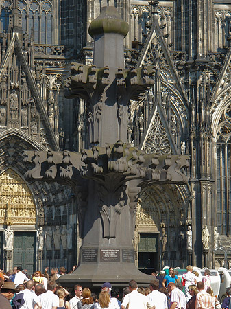 Foto Kreuzblume vor dem Kölner Dom