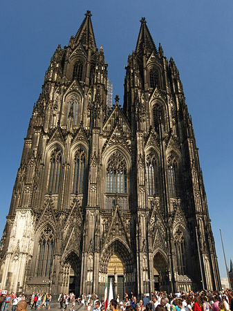 Fotos Touristen tummeln sich vor Kölner Dom | Köln