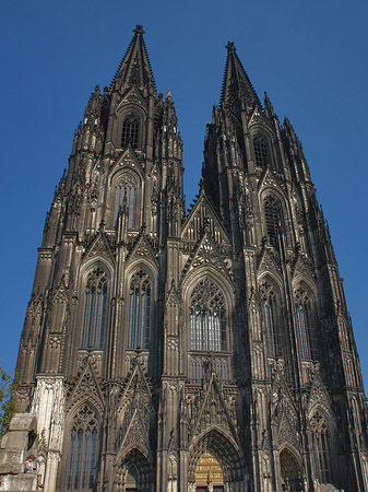 Touristen tummeln sich vor Kölner Dom - Nordrhein-Westfalen (Köln)