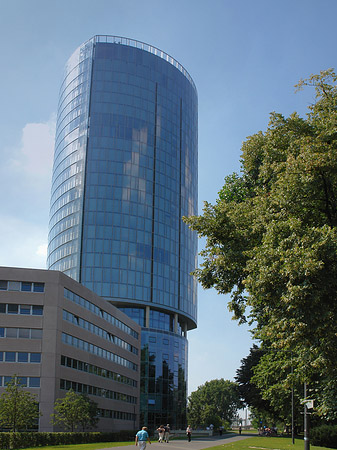 Triangelturm hinter Baum Foto 