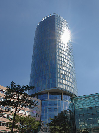 Triangelturm hinter Häusern Foto 