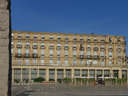 Domhotel mit Säule Fotos