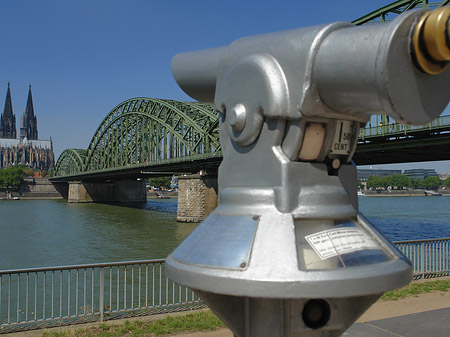 Foto Fernrohr vor der Hohenzollernbrücke - Köln