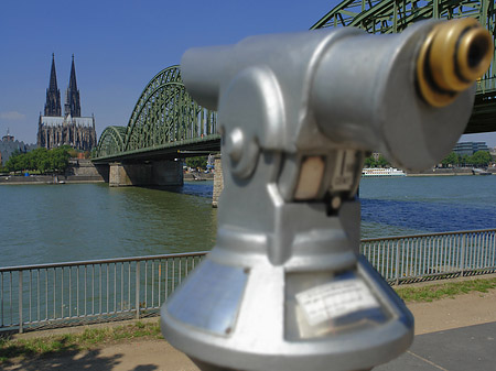Fernrohr vor der Hohenzollernbrücke - Nordrhein-Westfalen (Köln)