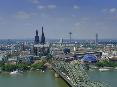 Fotos Hohenzollernbrücke und Kölner Dom aus der Ferne | Köln