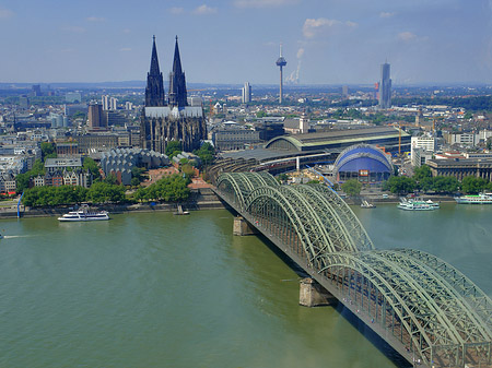 Foto Hohenzollernbrücke und Kölner Dom aus der Ferne - Köln