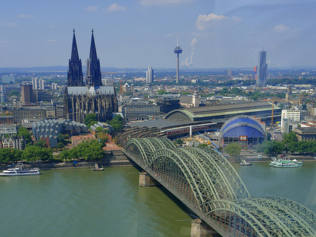 Fotos Hohenzollernbrücke und Kölner Dom aus der Ferne | Köln