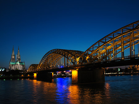 Foto Kölner Dom hinter der Hohenzollernbrücke