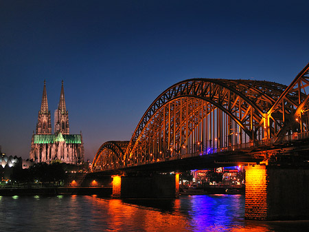 Fotos Kölner Dom hinter der Hohenzollernbrücke