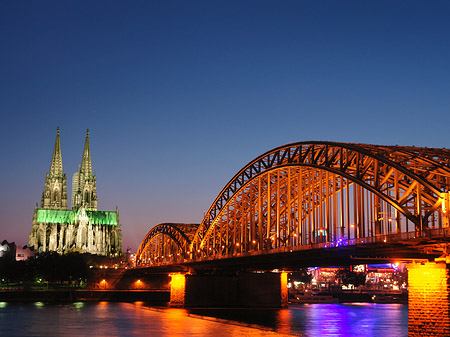 Foto Kölner Dom hinter der Hohenzollernbrücke