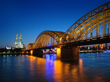 Kölner Dom hinter der Hohenzollernbrücke Foto 
