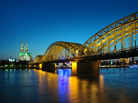 Fotos Kölner Dom hinter der Hohenzollernbrücke