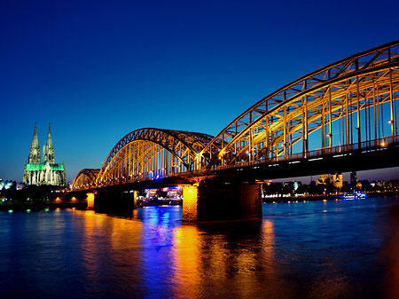 Kölner Dom hinter der Hohenzollernbrücke