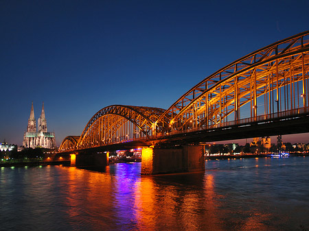 Foto Kölner Dom hinter der Hohenzollernbrücke - Köln