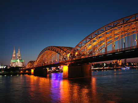 Kölner Dom hinter der Hohenzollernbrücke Fotos