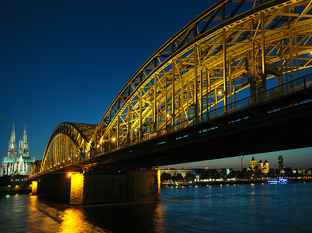 Kölner Dom hinter der Hohenzollernbrücke Foto 