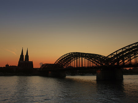 Kölner Dom hinter der Hohenzollernbrücke