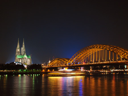 Kölner Dom hinter der Hohenzollernbrücke Fotos