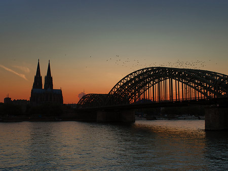 Foto Kölner Dom hinter der Hohenzollernbrücke - Köln