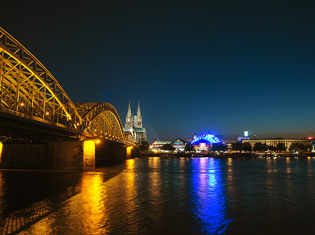 Fotos Blick auf musical-dome und Kölner Dom | Köln