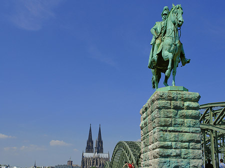 Reiterstatue vor dem Kölner Dom - Nordrhein-Westfalen (Köln)