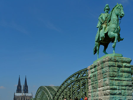 Foto Reiterstatue vor dem Kölner Dom