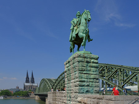 Reiterstatue vor dem Kölner Dom