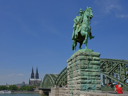 Fotos Reiterstatue vor dem Kölner Dom | Köln