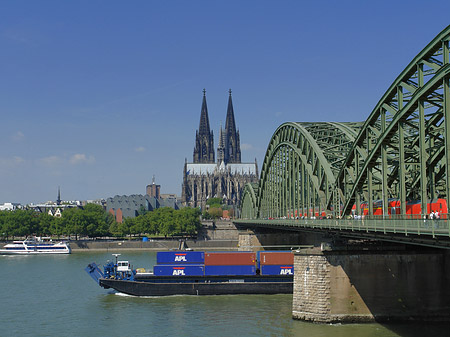 Schiff unter der Hohenzollernbrücke Foto 