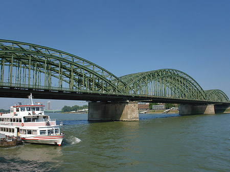 Fotos Schiff vor der Hohenzollernbrücke | Köln