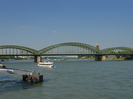 Fotos Schiff vor der Hohenzollernbrücke