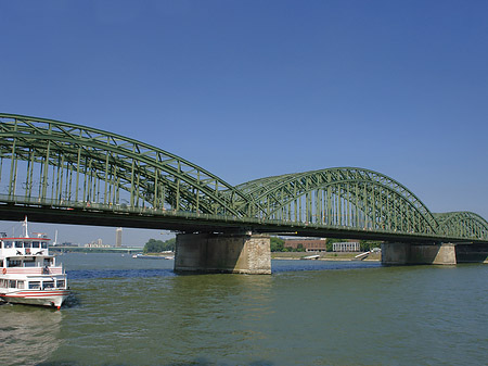 Schiff vor der Hohenzollernbrücke Foto 