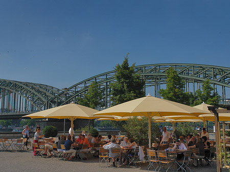 Sonnenschirme vor der Hohenzollernbrücke - Nordrhein-Westfalen (Köln)