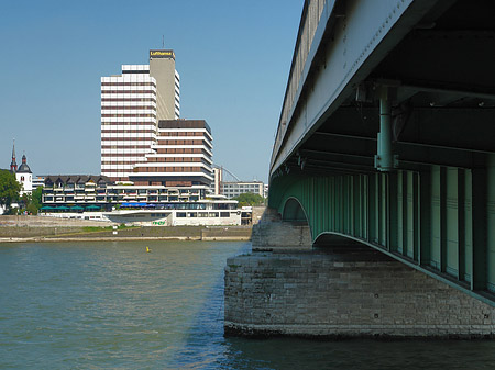 Deutzer Brücke reicht ans Kennedyufer - Nordrhein-Westfalen (Köln)