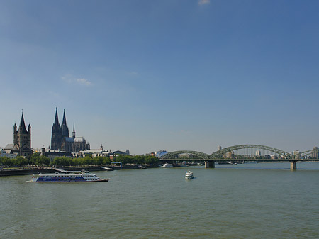 Kölner Dom und Groß St Martin auf Rheinufer - Nordrhein-Westfalen (Köln)