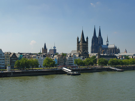 Kölner Dom und Groß St Martin auf Rheinufer Foto 