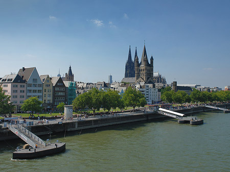 Foto Kölner Dom und Groß St Martin auf Rheinufer