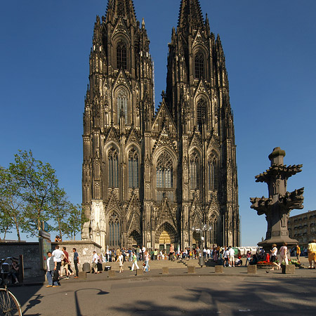 Foto Touristen tummeln sich vor Kölner Dom - Köln