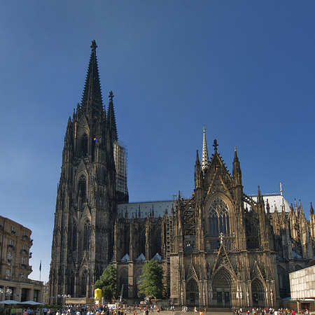 Foto Touristen tummeln sich vor Kölner Dom - Köln