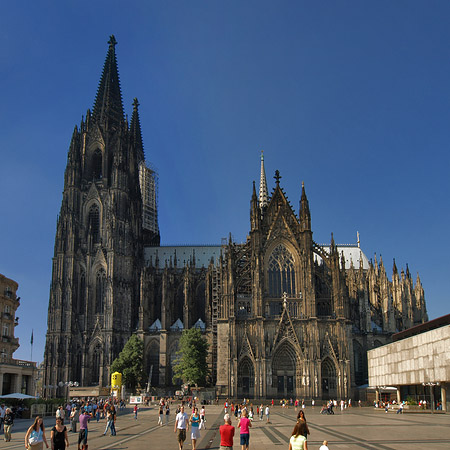 Touristen tummeln sich vor Kölner Dom Foto 