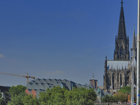 Foto Dach der Kölner Philharmonie und Kölner Dom - Köln