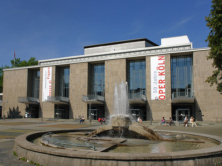 Oper Köln mit Brunnen