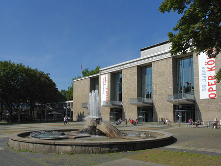 Oper Köln mit Brunnen Foto 
