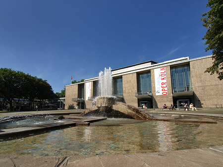 Oper Köln mit Brunnen Fotos